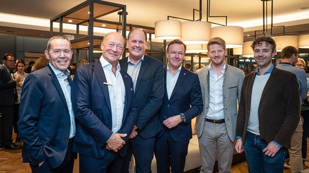 Karl-Heinz Pawlizki, Nico Nusmeier,Morton Skumsrud, Paul Peters, Florian Schörghuber und Benedikt Brandmeier freuen sich über die Eröffnung des Residence Inn Munich Central. (Foto: © Achim Frank Schmidt / Arabella Hospitality SE)