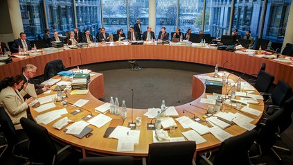 Blick in den Sitzungssaal mit dem Haushaltsausschuss des Bundestags mit der finalen Beratung des Etats für 2024.