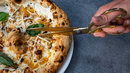 Pizza schneiden mit Schere