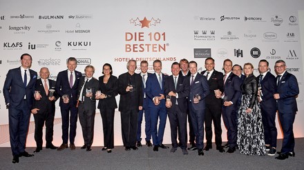 V. l. n. r.: Hannes Bareiss (Hotel Bareiss), Jochen Deimann (Hotel Deimann), Thies Sponholz (The Fontenay Hamburg), Korbinian Kohler (Bachmair Weissach), Dr. Caroline von Kretschmann (Europäischer Hof Heidelberg), Dietmar Mueller-Elmau (Schloss Elmau), David Rath, Cyrus Heydarian (Breidenbacher Hof), Carsten K. Rath, Christian Siegling (Severin`s), Dominik G. Reiner (Mandarin Oriental Munich), Alexander Hengst (Öschberghof), Frank Nagel (Weissenhaus Private Nature Luxury Resort), Natalie Fischer-Nagel (Weissenhaus Private Nature Luxury Resort), Stephan Hein (Telegraphenamt Berlin) und Vincent Ludwig (Althoff Seehotel Überfahrt) bei der Verleihung „Die 101 Besten Hotels Deutschlands“ im Wildbad Kreuth (Spa & Resort Bachmair Weissach) in Wildbad Kreuth am 19.11.2023 (Foto: © Michael Tinnefeld)