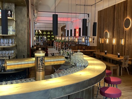 Der Innenraum des neuen Heimwerk-Restaurants in Berlin wird von Holz dominiert. (Foto: © HeimWerk Restaurants)