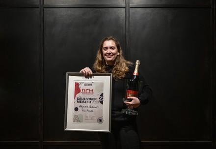 Alejandra Breustedt freut sich über den Sieg. (Foto: © Deutsche Barkeeper-Union e.V.)