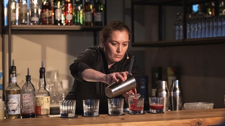 Alejandra Breustedt mixt ihren Siegercocktail