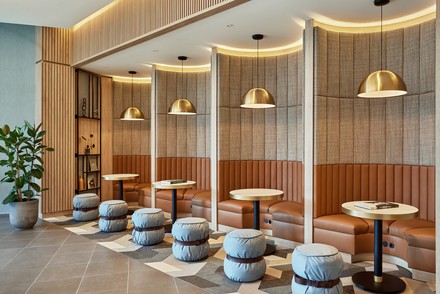Die neu gestaltete Lobby wurde in zwei Bereiche unterteilt – einen Ankunftsbereich zum Check-in mit bequemen Sitzmöglichkeiten bei den Fahrstühlen und einen Aufenthaltsbereich. (Foto: © Marriott International)