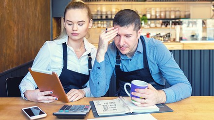 Zwei Gastronomen bei der Abrechnung