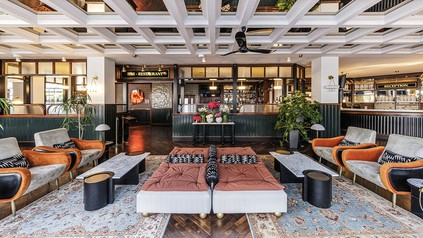 Das maßgeschneiderte Einrichtungskonzept zeigt eine stylische Mischung aus westlicher und ostasiatischer Welt.