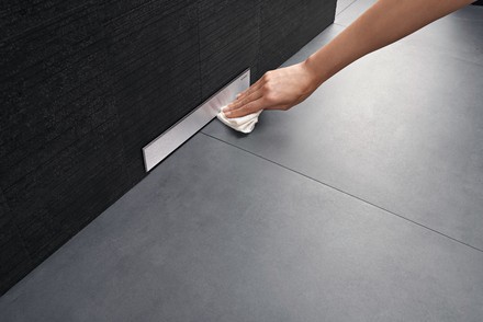 Der Geberit Wandablauf verlagert die gesamte Abwasserinstallation in die Wand. Diese optisch elegante Lösung ermöglicht eine durchgehend geflieste Duschfläche, die sich schnell und einfach reinigen lässt. (Foto: © Geberit)