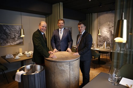 V. l. n. r.: Clemens Ritter von Kempski, Minister Sven Schulze und Landrat André Schröder (Foto: © Uwe Köhn für die Ritter von Kempski Privathotels)