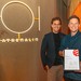 Damien Julien, Creative Director distylerie (Mitte), freut sich mit Thomas Mack (li.) und Oliver Altherr (re.) über die Auszeichnungen.