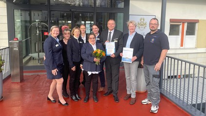 Birte Nagel, Dehoga Mecklenburg-Vorpommern, (2 v. r.) und Michael Demmerl, Gastgeber Seehotel Fleesensee, (3. v. r.) freuen sich mit dem Hotel-Team über die Auszeichnung. (Foto: © Seehotel Fleesensee)