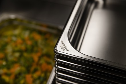 Das innovative Mehrschichtmaterial Swiss I PLY in den thermoplates eco von Rieber verwandelt gewöhnliche Gastronorm-Behälter in energiesparende GN-Kochtöpfe. (Foto: © Rieber GmbH & Co. KG)