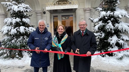 Landeshauptmann Dr. Wilfried Haslauer, der Bürgermeister von Bad Gastein Gerhard Steinbauer und Dr. Annette-Louise Hirmer der Hirmer Gruppe