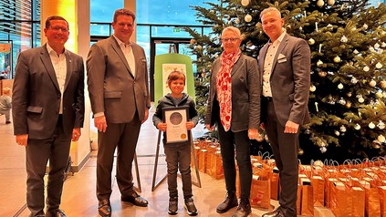 Eine strahlende Siegerin: Marie Charlotte Hofmann (M.) freut sich über den Hauptgewinn – einen Stern, der ihren Namen trägt. Feierlich überreicht vom Bürgermeister der Gemeinde Seeheim-Jugenheim Alexander Kreissel, Lufthansa-Seeheim-Geschäftsführer Patrick Jonas, der designierten Bürgermeisterin der Gemeinde Seeheim-Jugenheim Birgit Kannegießer und des Direktors Verkauf, Marketing & Business Development Lufthansa Seeheim Kristian Straub. (Foto: © Lufthansa Seeheim)