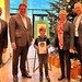 Eine strahlende Siegerin: Marie Charlotte Hofmann (M.) freut sich über den Hauptgewinn – einen Stern, der ihren Namen trägt. Feierlich überreicht vom Bürgermeister der Gemeinde Seeheim-Jugenheim Alexander Kreissel, Lufthansa-Seeheim-Geschäftsführer Patrick Jonas, der designierten Bürgermeisterin der Gemeinde Seeheim-Jugenheim Birgit Kannegießer und des Direktors Verkauf, Marketing & Business Development Lufthansa Seeheim Kristian Straub. (Foto: © Lufthansa Seeheim)
