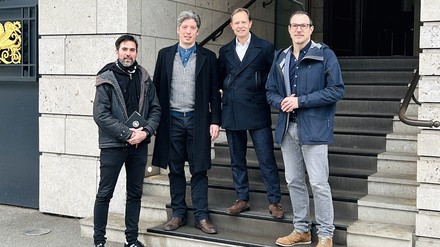 V. l. n. r.: Sven Seipp, Co-Founder Peoplegoingplaces, Simon Horn, Co-Founder Peoplegoingplaces, Boris Schran, Founding Partner Peakside Capital, Sven Weisbrich, Co-Founder Peoplegoingplaces (Foto: © PEOPLESGOINGPLACES)