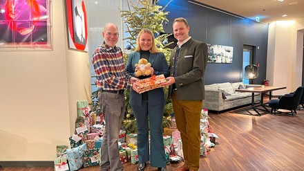 Übergabe von Geschenken Clayton Hotel Düsseldorf