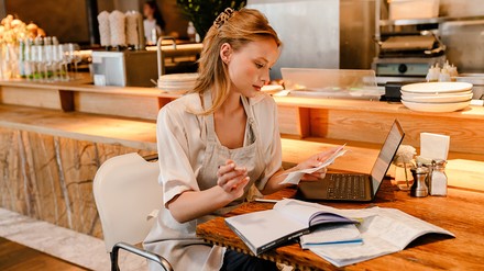 Frau bei der Abrechnung