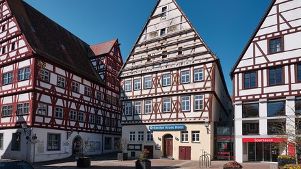 Das historische Hotel Krone in Oettingen in der Außenansicht