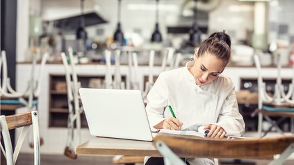 Gastronomin bei der Abrechnung im Restaurant
