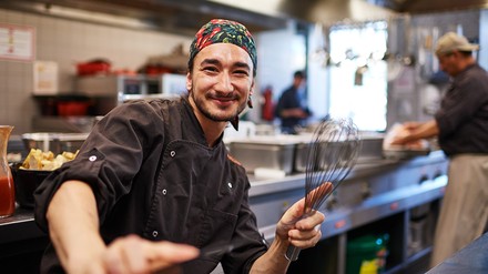 Junger Auszubildender in einer Hotelküche
