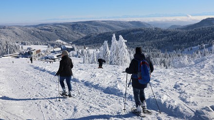 Einige hundert Wintersportler tummelten sich mit Skiern und Snowboard im Schnee auf dem Feldberg.