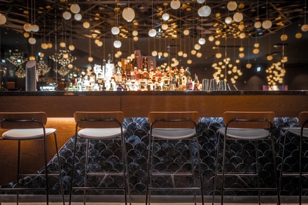 Der Tresen im neuen Motel One Hotel mit Fischmuster