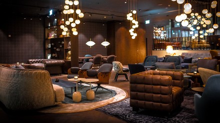 Das erste The Cloud One Hotel der Motel One Group in Hamburg hat eine schöne Lounge für seine Gäste