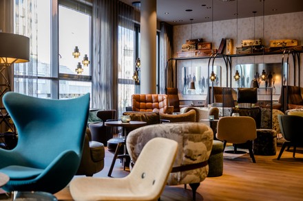 Im Bar- und Loungebereich des Motel One Nürnberg-City erwartet die Gäste eine Bahnhofsstimmung. (Foto: © Motel One)