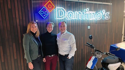 V. l. n. r.: Kathrin Willhardt (Transgourmet), Maria Oehler (Domino's) und John Harney (Domino's)