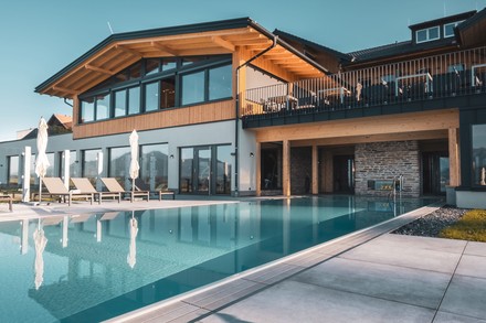 Das Panorama Allgäu Spa Resort ist umgeben von Seen, Flüssen und Wiesen. (Foto: © HolidayCheck)