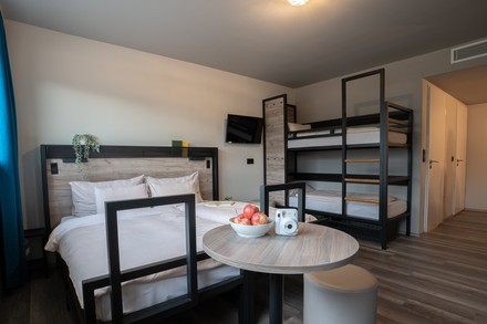 Die Zimmer im neuen harry’s XL hotel Salzburg variieren von medium (1-2 Personen) über large (bis zu 4 Personen) bis hin zu x-large (bis zu 6 Personen) und xx-large (bis zu 8 Personen).