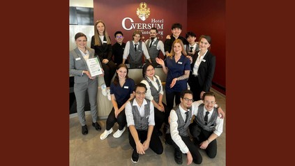 Jacqueline Schäfers (stellv. Hoteldirektorin) und das OVERSUM Team freuen sich über das Gütesiegel "Exzellente Ausbildung" der Hoteldirektorenvereinigung Deutschland. (Foto: © Hotel OVERSUM)