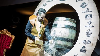 Marc A. Trauffer beim Anschlagen eines Bierfasses