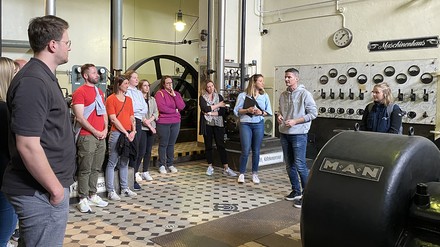 Beim neu konzipierten Kennenlern-Nachmittag haben neue Mitarbeiter die Möglichkeit, erste Einblicke in die Philosophie und Arbeitsweise der Familienbetriebe auf dem Brauereigelände von Maisel & Friends zu erhalten.