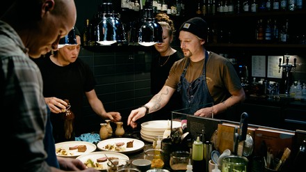 Im Restaurant Iko in Osnabrück gibt es keinen Dresscode für die Mitarbeiter von Tom Elstermeyer. (Foto: © NDR/heyfilm)