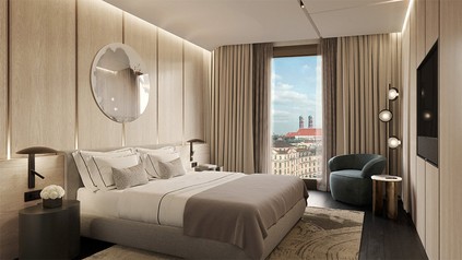 Ein Gästezimmer im Koenigshof in München bietet eine schöne Aussicht auf ein Wahrzeichen der Stadt.