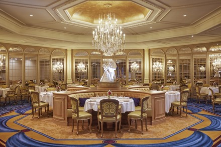 Das Restaurant La Table de Lumière erinnert an die Ballsaal-Szene von Die Schöne und das Biest. (Foto: © Disney)
