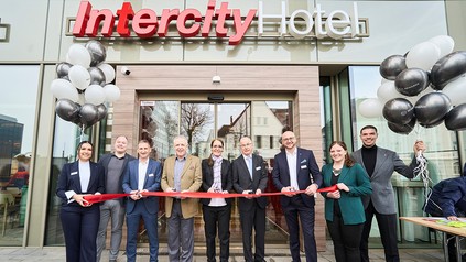Thomas Behnisch, Projektleiter Bremer AG, Josef Dolp, Chief Operating Officer Deutsche Hospitality, Claudia Heck, Bahnhofsmanagerin Paderborn Hauptbahnhof, Heinz Hillebrand, Geschäftsfürer PB1 GmbH und Thomas Bausch, General Manager Intercityhotel Paderborn, eröffnen feierlich das Intercityhotel Paderborn.