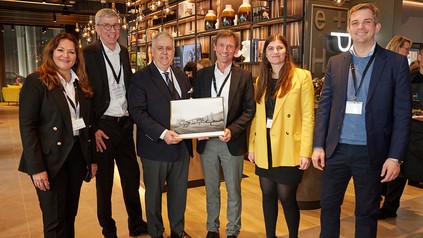 Wirtschaftsdezernentin Manuela Matz, Olaf Heinrich GF Zollhafen Mainz, Thomas Haas CEO H-Hotels, Christian Farnleitner GF Soravia Tochtergesellschaft SoReal, Lisa Haus GF IHK Rheinhessen und Steffen Jans Leiter Kommunikation Landesvereinigung Unternehmensverbände Rheinland-Pfalz, feiern die Eröffnung des H2 Hotel Mainz. (Foto: © H-Hotels GmbH/Oliver Rösle)