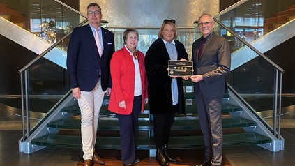 V. l. n. r.: Stephan Wachsmuth (Hoteldirektor centrovital), Romy Wassermann (Mitglied der Berliner Klassifizierungskommission des Dehoga), Christine Vitt (Klassifizierungsbeauftragte, Hoga Berlin Service GmbH, Jürgen Goerißen (Geschäftsführer centrovital) (Foto: © centrovital Hotel Berlin)