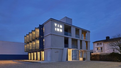 Ein Tin Inn Hotel in der Außenansicht bei Abendstimmung (Foto: © Stefan Hohloch)