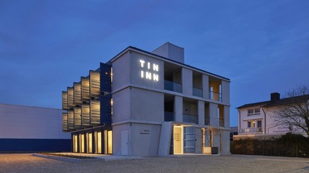 Ein Tin Inn Hotel in der Außenansicht bei Abendstimmung (Foto: © Stefan Hohloch)