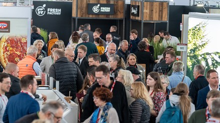 Schnell füllten sich die Gänge zwischen 250 Austellern auf 10.000 Quadratmetern.