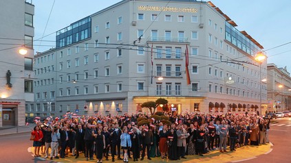 Mit rund 250 der insgesamt 480 MitarbeiterInnen feierte die Familie Imlauer das 25-Jahre-Jubiläum (Foto: © Franz Neumayr)