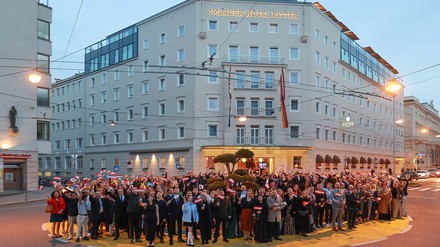 Mit rund 250 der insgesamt 480 MitarbeiterInnen feierte die Familie Imlauer das 25-Jahre-Jubiläum (Foto: © Franz Neumayr)