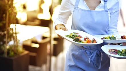 Das Gastgewerbe konnte laut Destatis 2023 nur einen sehr leichten Zuwachs verzeichnen ( Foto: © s-motive/stock.adobe.com)