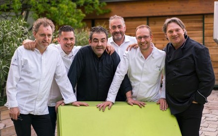 Juan Amador und seine Freunde (v. l.): Sven Elverfeld, Jacob Jan Boerma, Juan Amador, Hans Reisetbauer, Nils Henkel, Heinz Hanner (© Andreas Radhammer)
Juan Amador, Sven Elverfeld, Jacob Jan Boerma, Juan Amador, Hans Reisetbauer, Nils Henkel und Heinz Hanner