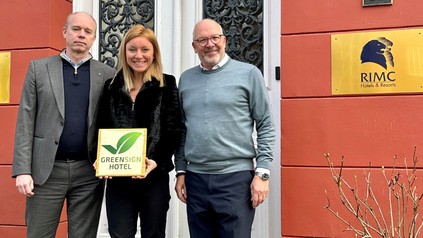 GreenSign Zertifizierung der RIMC Hotels & Resorts Gruppe, Viktoria Knauer Hansen mit CEO Marek N. Riegger (r.) und CFO Audun Lekve(Foto: © GreenSign Institut GmbH)
