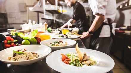 Der Dehoga hat die Bilanz des Gastgewerbes 2023 in NRW veröffentlciht. (Foto: © xartproduction/stock.adobe.com)