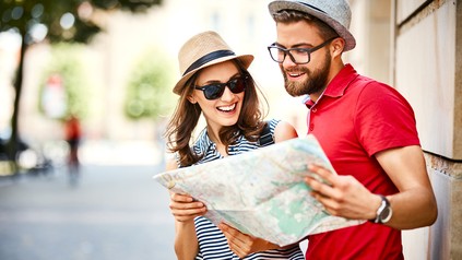 Zwei Touristen schauen auf eine Stadtkarte